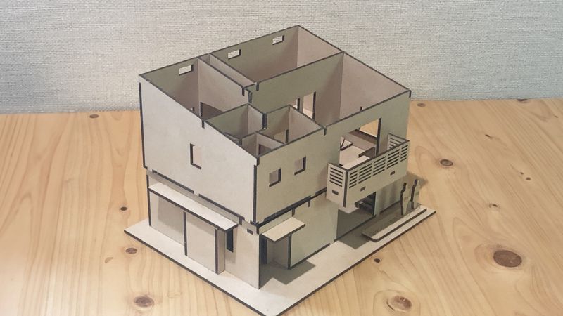 屋根を外した模型を斜め上から見たところ。2階の部屋割りとバルコニーが見える